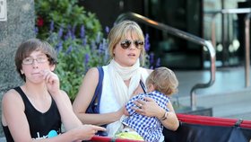 V tuto chvíli probíhá mezinárodní týden kojení. Toho na veřejnosti se nebojí ani některé celebrity. Na této fotce je herečka Selma Blair.