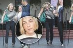 Herečka Selma Blair musí při chůzi používat hůl kvůli roztroušené skleróze.