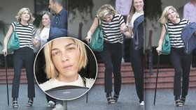 Herečka Selma Blair musí při chůzi používat hůl kvůli roztroušené skleróze.