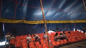 Za úmorného vedra ve městě Tung-kuan v provincii Kuang-tung na jihu země je diváků v cirkusu málo: sedí jich tu sotva tucet.