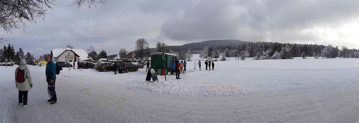 Na pozadí obce Hojná Voda vystupuje nejvyšší bod bývalého okresu České Budějovice Vysoká (1034 m.n.m.).