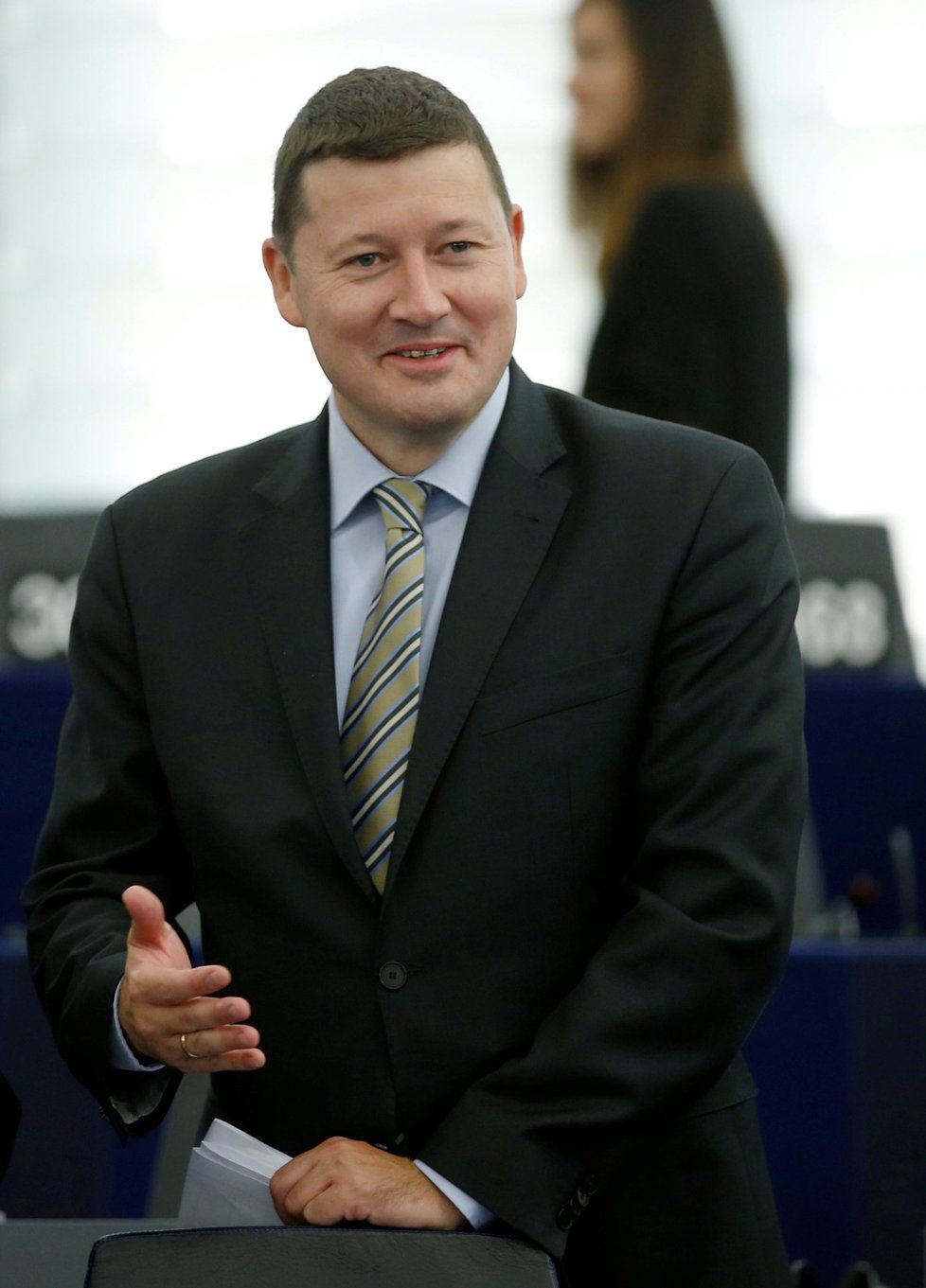 Kontroverzní generální tajemník Evropské komise během projevu svého šéfa Junckera v Evropském parlamentu.
