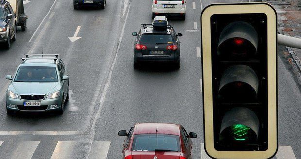 Dopravu v Jahodnici mají zklidnit semafory (ilustrační foto).