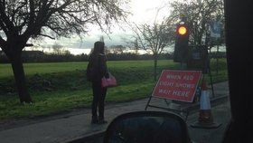Tato fotografie oblétla svět: Poctivá chodkyně zastavila na červenou na semaforu, jenž měl regulovat provoz na silnici.