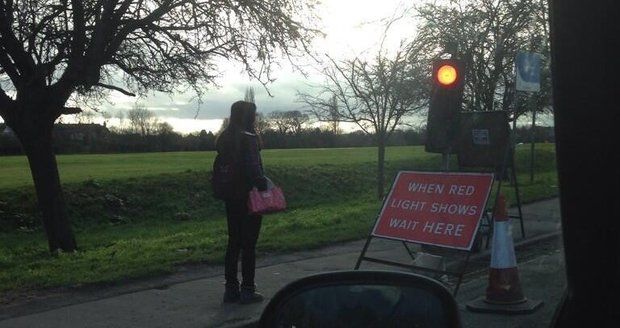 Tato fotografie oblétla svět: Poctivá chodkyně zastavila na červenou na semaforu, jenž měl regulovat provoz na silnici.