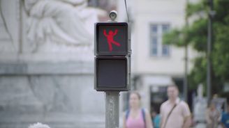 Roztančený semafor: Lidem v Lisabonu se na zelenou čeká příjemněji