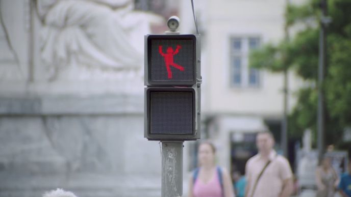 Roztančený semafor v centru Lisabonu.