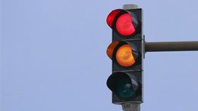 Ministr dopravy Ťok chce zavést nové pravidlo v dopravě. Řidiči by na křižovatkách mohli na červenou odbočovat vpravo.