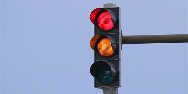 Ministr dopravy Ťok chce zavést nové pravidlo v dopravě. Řidiči by na křižovatkách mohli na červenou odbočovat vpravo.