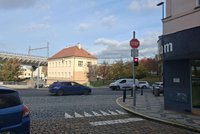 Neobvyklý semafor na rušné křižovatce v Praze: Řidič musí vystoupit a zmáčknout, aby mohl jet dál