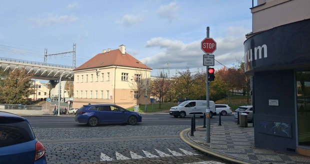 Semafor na tlačítko. ale pro auta! V Praze musí řidiči vystoupit a zmáčknout, aby mohli jet dál