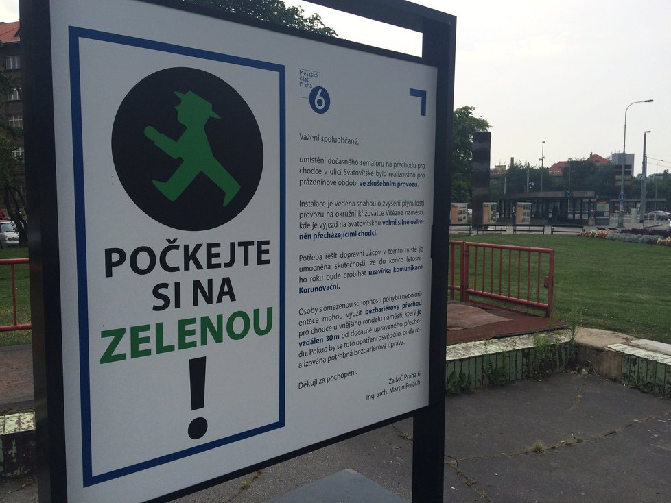 Lidem v Dejvicích dává pokyny k přechodu východoněmecký signalizační panáček.
