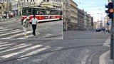 Praha zkouší fungovat bez semaforů. Proslavené babičce by to pomohlo