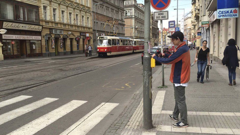 V ulici, kde tramvaják pomohl stařence přejít, vypnula Praha 7 zkušebně semafory.