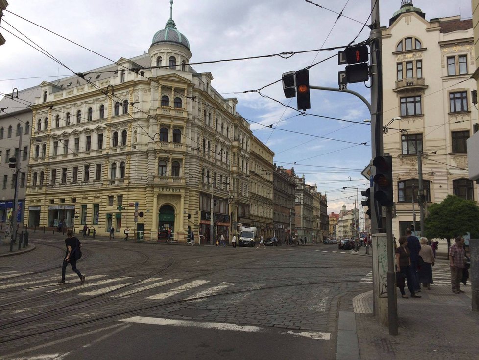 V ulici, kde tramvaják pomohl stařence přejít, vypnula Praha 7 zkušebně semafory.