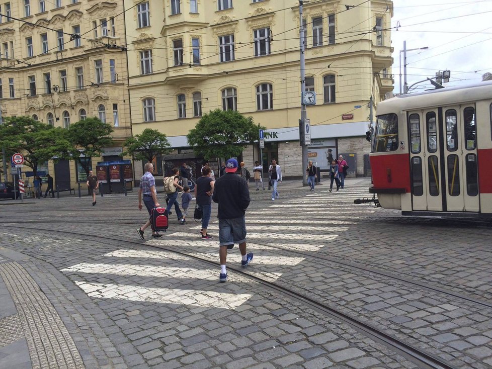 V ulici, kde tramvaják pomohl stařence přejít, vypnula Praha 7 zkušebně semafory.