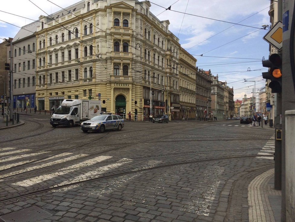 V ulici, kde tramvaják pomohl stařence přejít, vypnula Praha 7 zkušebně semafory.