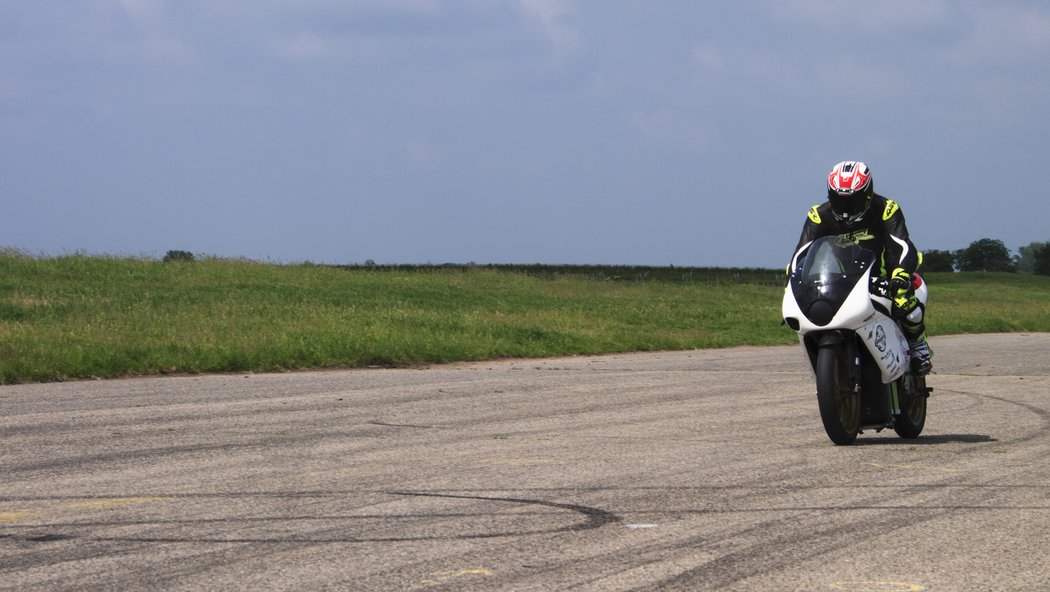 Na zkušební trati jel rychlostí 88 km/h. Z elektrické motorky chce Šembera vymáčknout 150 km/h