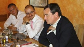 Marek Semerád (uprostřed) s bývalým hejtmanem Davidem Rathem