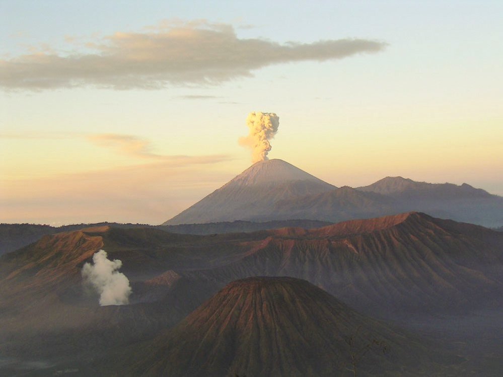 Semeru je aktivní stratovulkán, který se nachází ve východní části ostrova Jáva.