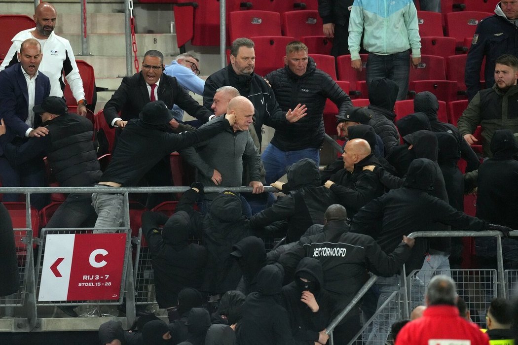 Potyčku hooligans týmu AZ Alkmaar s fanoušky a rodinami hráčů West Hamu zastavil až hrdinný fanoušek Knollsy.