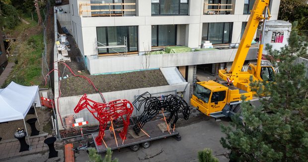 Šemík Happy End při instalaci na střechu domu Villa Gallery v Podolí, 4. listopadu 2025.