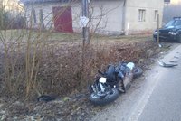 Na Semilsku se zabil mladý motorkář (†17): Předjížděl v zatáčce, čelně narazil do auta