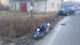 Na Semilsku se zabil mladý motorkář (†17): Předjížděl v zatáčce, čelně narazil do auta.