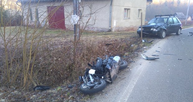 Na Semilsku se zabil mladý motorkář (†17): Předjížděl v zatáčce, čelně narazil do auta