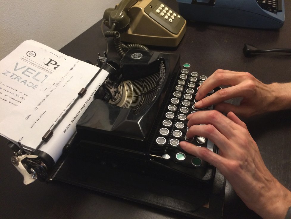 Kdo by si chtěl připomenout staré časy, kdy se nepsalo na klávesnice ale na psací stroje, ten nechť na výstavu zavítá také. K dispozici bude mít rovnou dva. Na takové psával i Jean-Jacques Sempé.