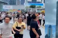 Zděšení v Číně: Mrakodrap se začal chvět, lidé vybíhali v šoku ven