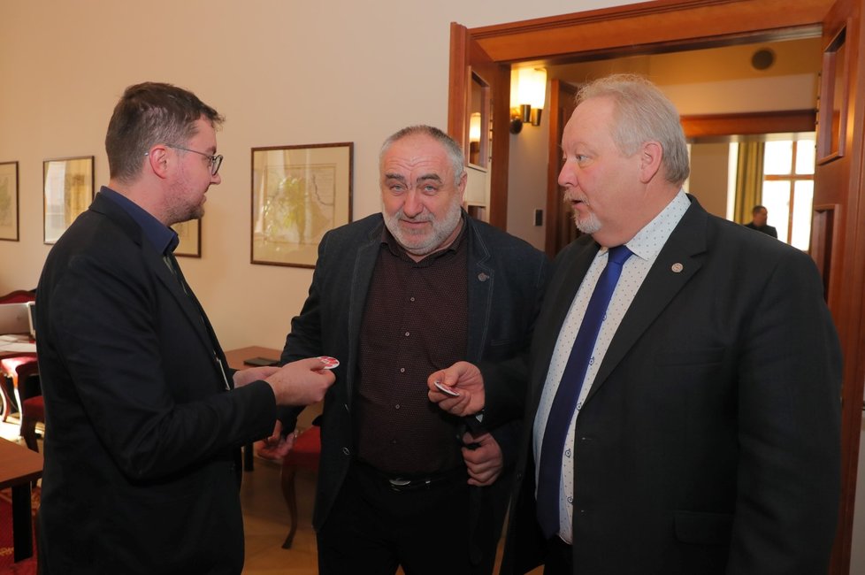 Senátoři Petr Šilar (KDU-ČSL) a Michal Kortyš (ODS) si berou odznaky Blesk Tlapky. (30. 1 2020)