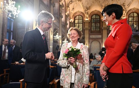 Nenávist je zlá, přináší jen neštěstí, říká přeživší  z Osvětimi. Vystrčil v Senátu uctil oběti holokaustu