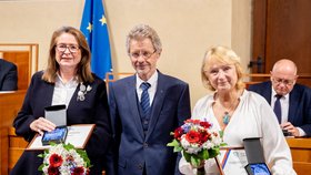 Schůze Senátu: Miroslava Němcová, Miloš Vystrčil a Jitka Seitlová (30.9.2026)
