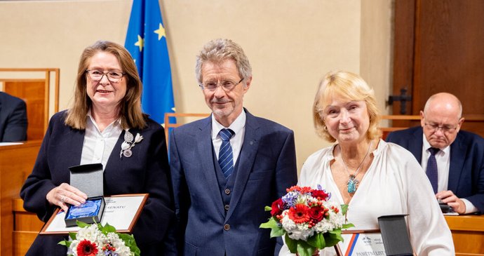 Schůze Senátu: Miroslava Němcová, Miloš Vystrčil a Jitka Seitlová (30.9.2026)