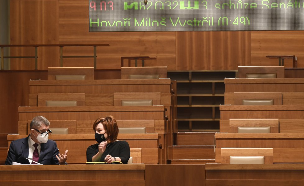 Jednání Senátu o daňovém balíčku: Premiér Andrej Babiš (ANO) a ministryně financí Alena Schillerová (za ANO) (10.12.2020)