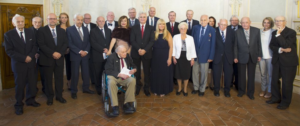 Family Foto - Předseda Senátu se všemi oceněnými, kterým 27. 9. 2018 udělil pamětní medaile