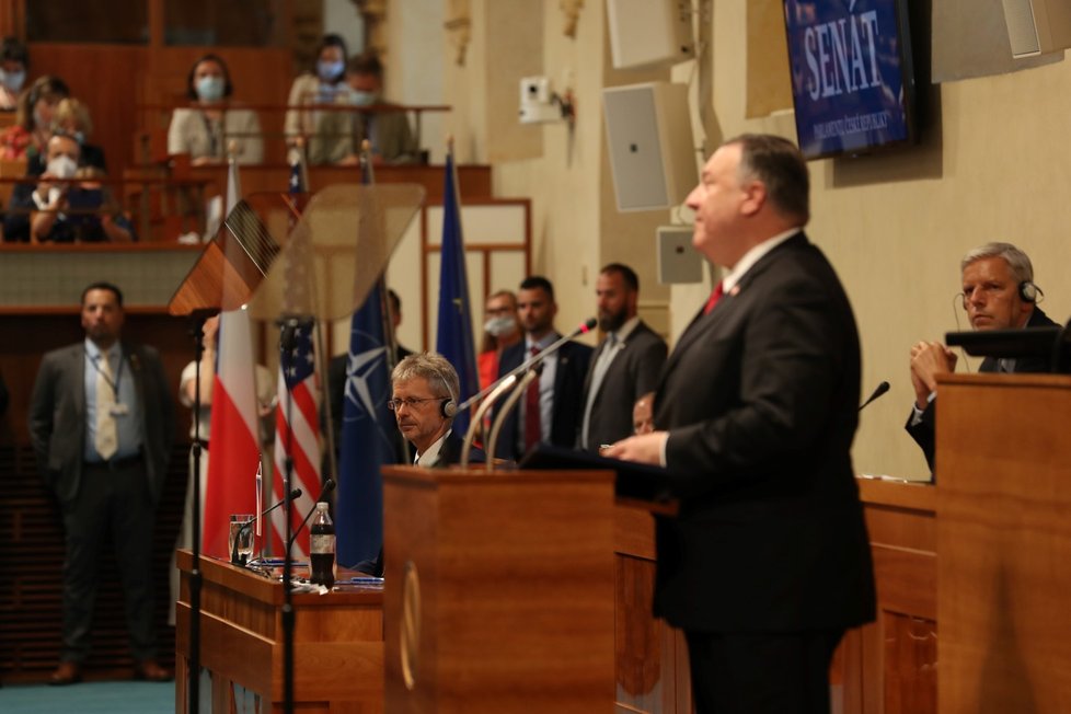 Ministr zahraničních věcí USA Mike Pompeo při projevu v Senátu. (12. 8. 2020)