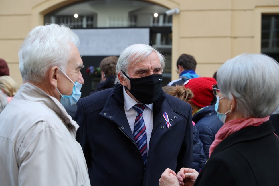 Místopředseda Senátu ČR Jiří Růžička na Národní třídě (17. 11. 2020)