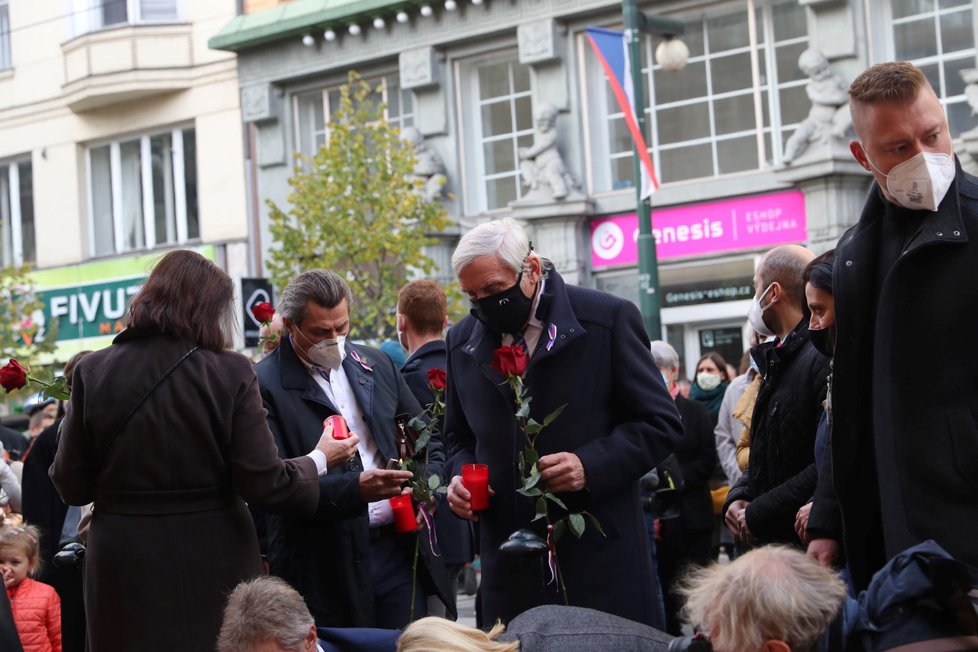 Představitelé Senátu ČR na Národní třídě (17. 11. 2020)