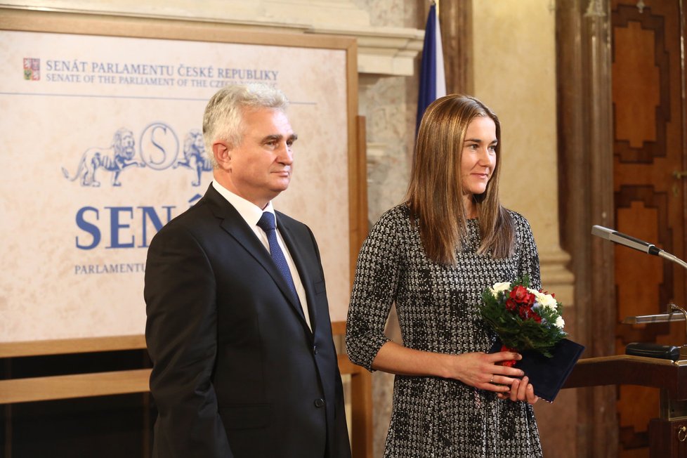 Patnáct osobností obdrželo stříbrnou pamětní medaili Senátu při příležitosti svatováclavského svátku. Mezi nimi i Šárka Strachová, slavná lyžařka.