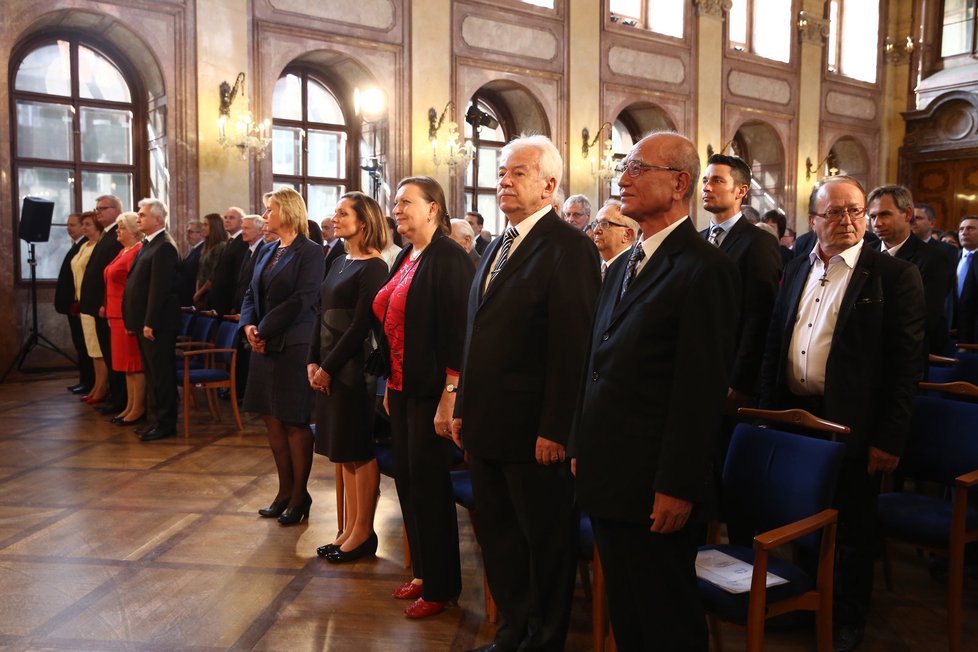 Jana Hajšlová (třetí zprava v přední řadě) si odnesla medaili za svou vědeckou činnost.