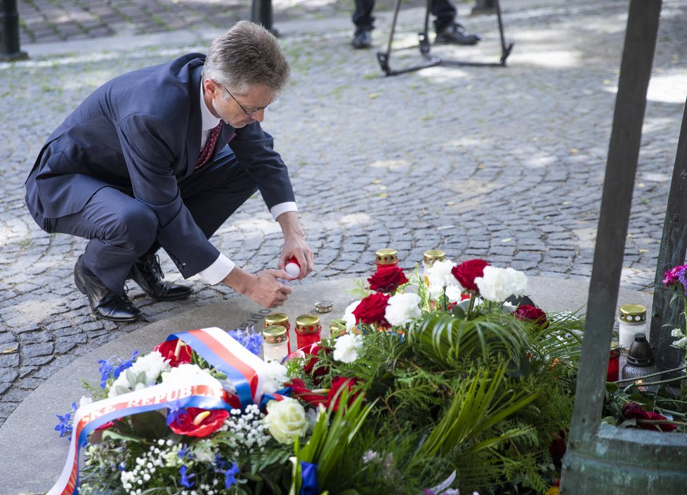 Předseda Senátu Miloš Vystrčil (ODS) u pomníku, kde si připomíná smrt Milady Horákové (27. 6. 2020).