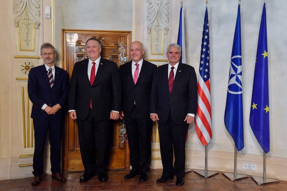 Americký ministr zahraničí Mike Pompeo se podepsal do pamětní knihy při návštěvě Senátu. (12. 8. 2020)