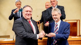 Americký ministr zahraničí Mike Pompeo vystoupil 12. srpna 2020 v Senátu Parlamentu ČR v Praze. Šéf Senátu Miloš Vystrčil mu poté předal symbolický klíč od českého Senátu.