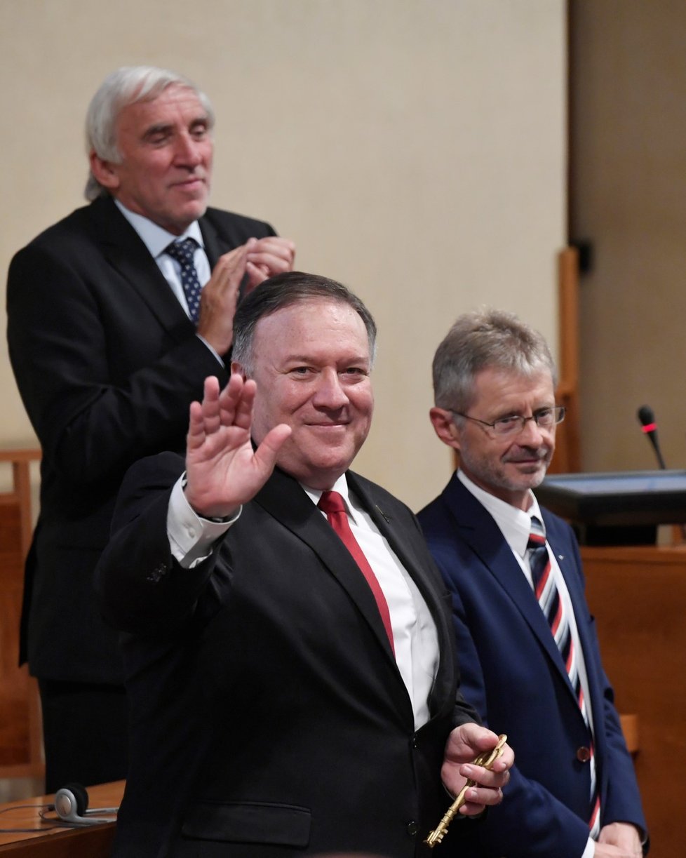 Americký ministr zahraničí Mike Pompeo vystoupil 12. srpna 2020 v Senátu Parlamentu ČR v Praze. Šéf Senátu Miloš Vystrčil mu poté předal symbolický klíč od českého Senátu.