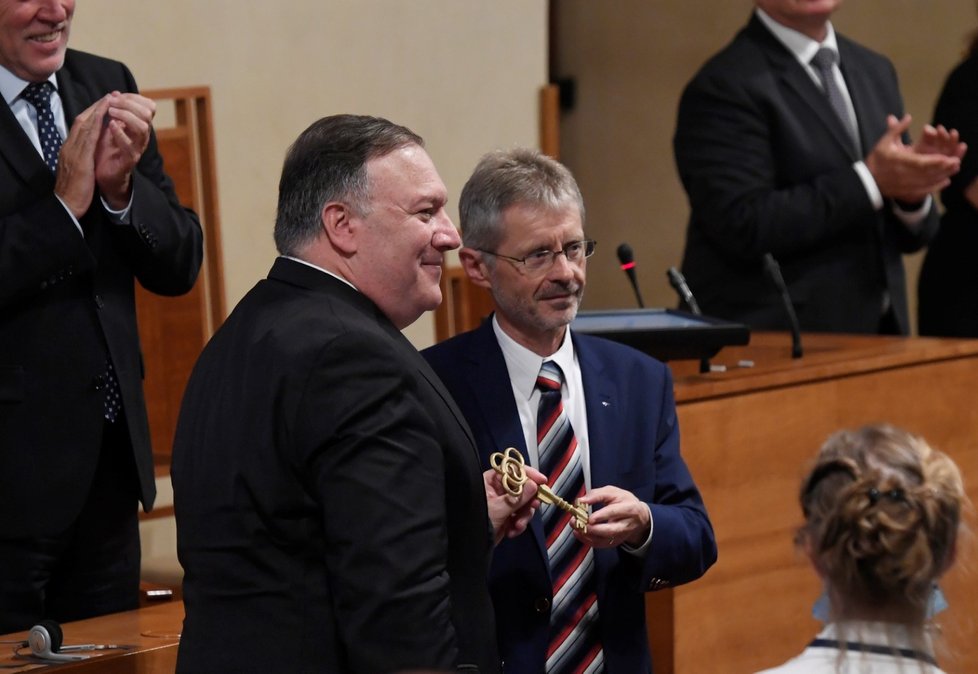 Americký ministr zahraničí Mike Pompeo (vpravo) vystoupil 12. srpna 2020 v Senátu Parlamentu ČR v Praze. Šéf Senátu Miloš Vystrčil (druhý zprava) mu poté předal symbolický klíč od českého Senátu.