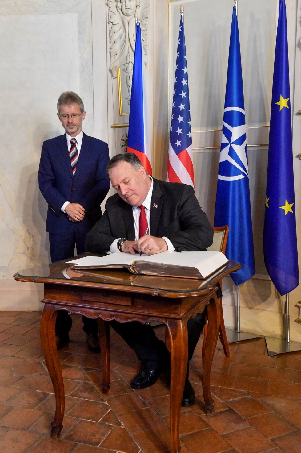 Americký ministr zahraničí Mike Pompeo se podepsal do pamětní knihy při návštěvě Senátu. (12. 8. 2020)