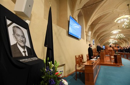 Senátoři uctili v úvodu schůze horní komory památku zesnulého předsedy Senátu Jaroslava Kubery (29. 1. 2020)