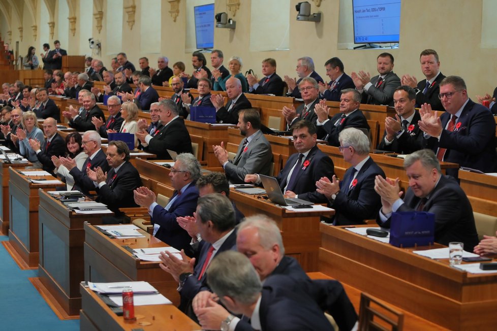 První schůze Senátu v novém složení: Potlesk zvolenému předsedovi (2.11.2022)